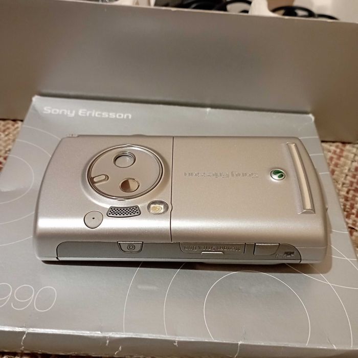 Новый в коробке мобильный телефон Sony Ericsson P990i
