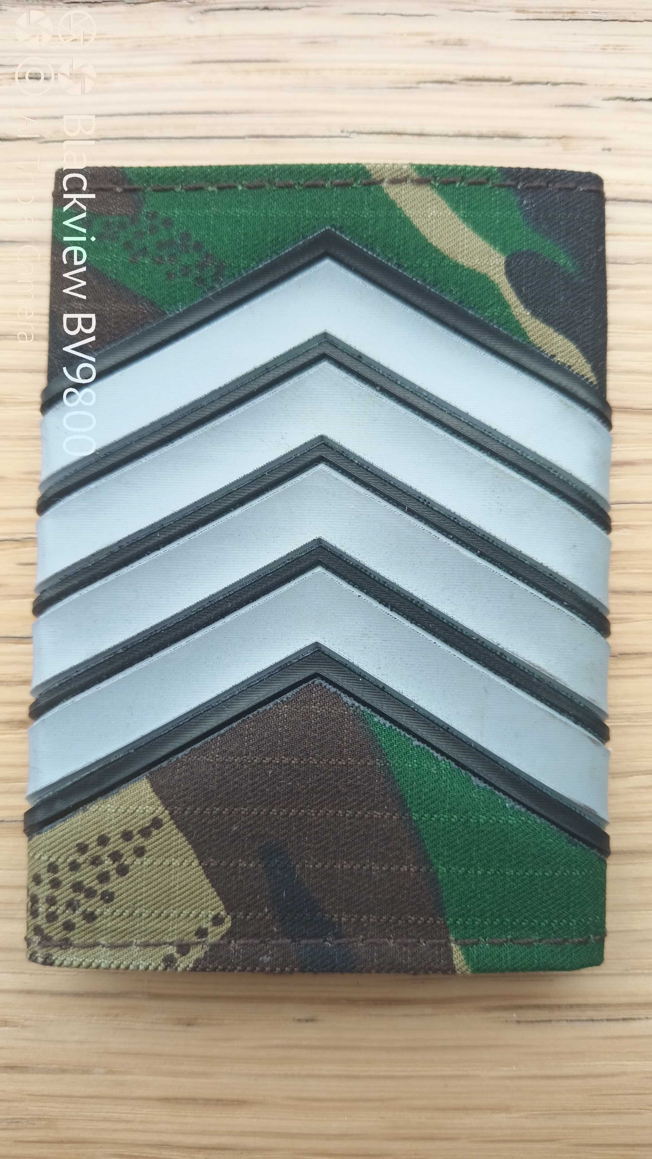 Distintivo posto, divisas Primeiro Sargento, padrão camuflado, par