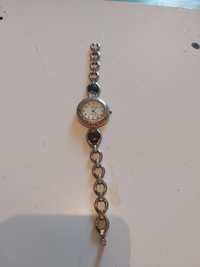 продам женские кварцевые наручные часы Q&Q с браслетом