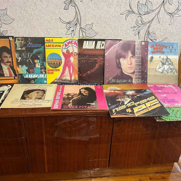 Платівки: класика, рок, поп, казки, іноземні. Всі з 70-80-х. Запитуй