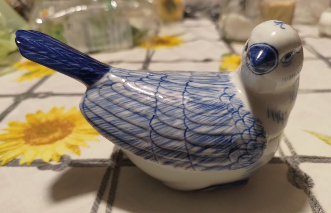 Puzderko porcelanowe w kształcie gołębia
