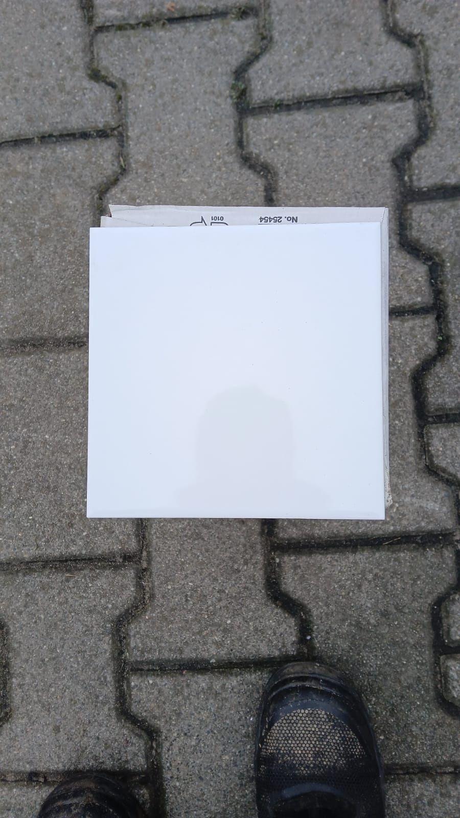 Sprzedam kafelki białe w połysku.