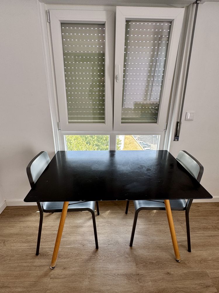Mesa com Duas Cadeiras