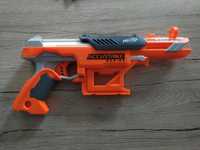 Nerf Accustrike ze strzałkami