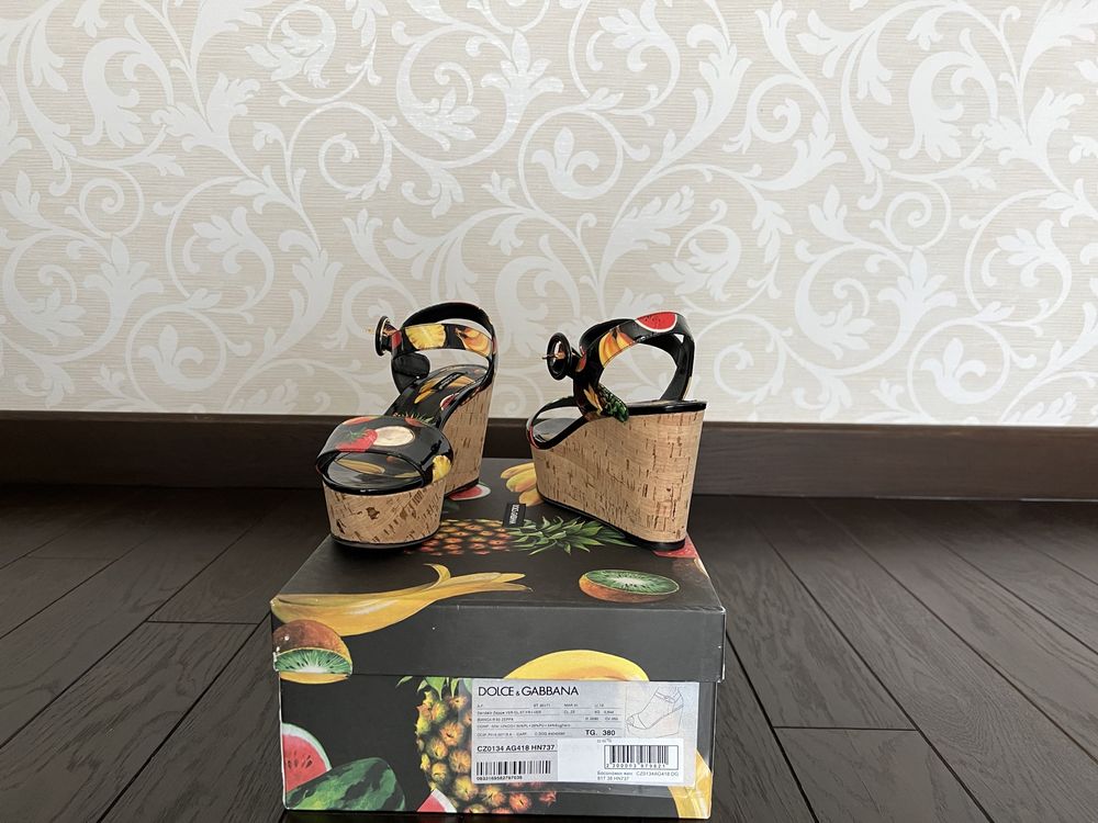 Черные лаковые босоножки на танкетке с фруктми Dolce & Gabbana 38 р.