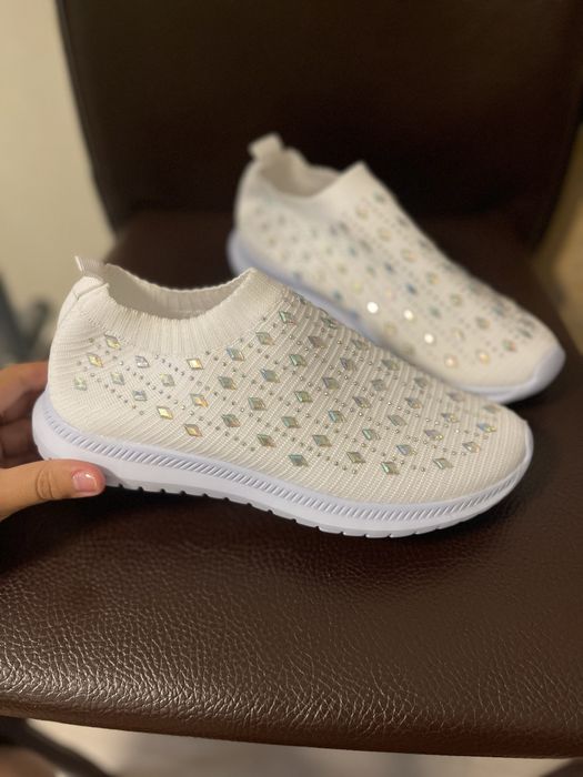 Женские белые кроссовки мокасины текстильные со стразами