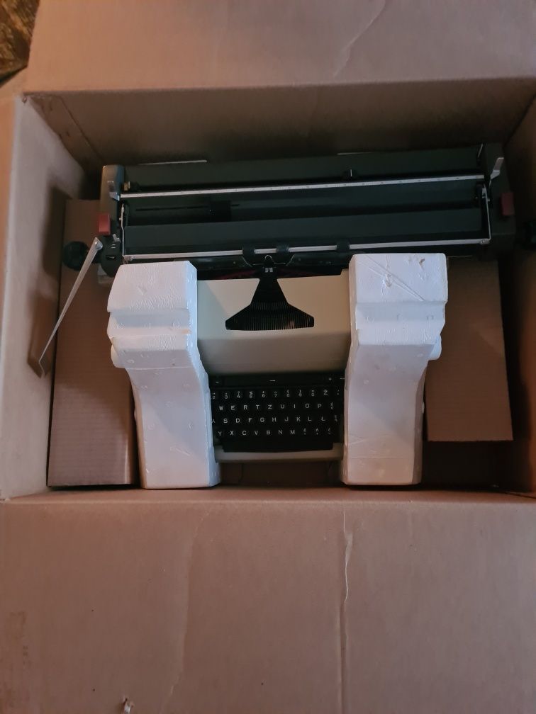 Nieużywana maszyna do pisania