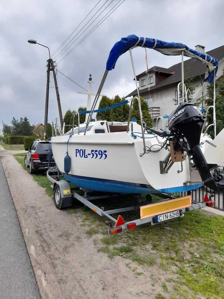 Jacht motorowy spacerowy przystosowany z jachtu żaglowego Janmor 6,6