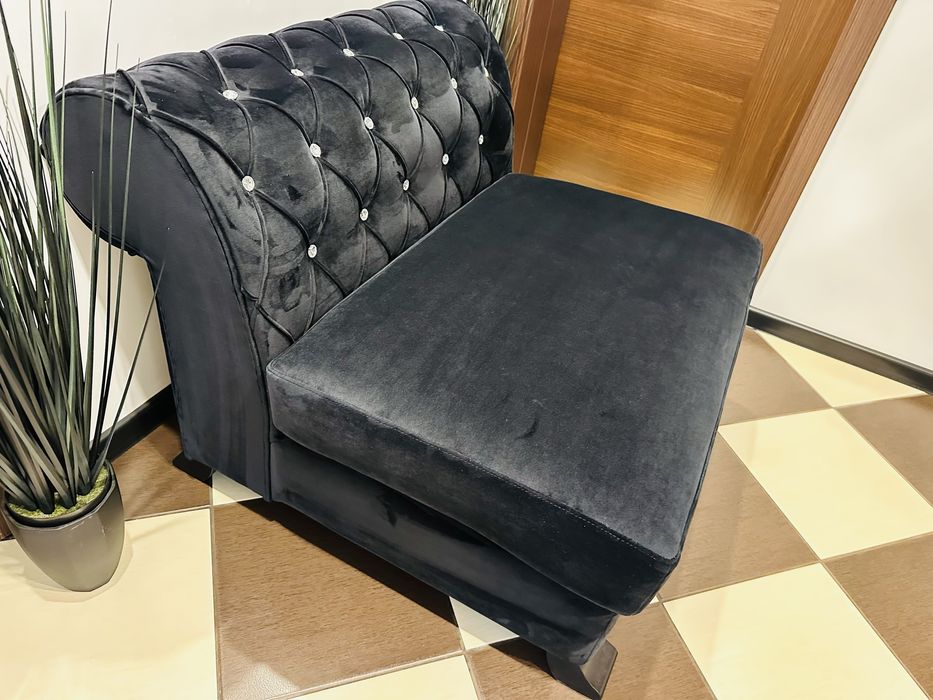 Czarna pufa z cykoriami