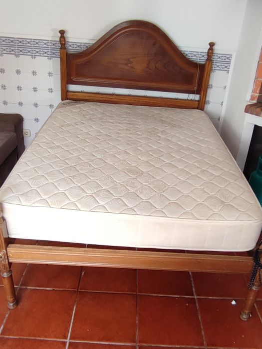 Vendo cama de madeira com colchão