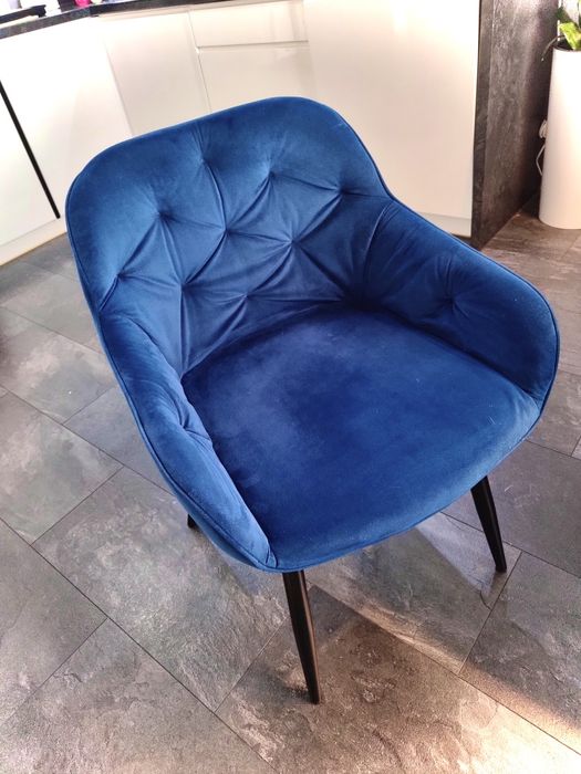 Sprzedam 6 sztuk krzeseł w idealnym stanie.