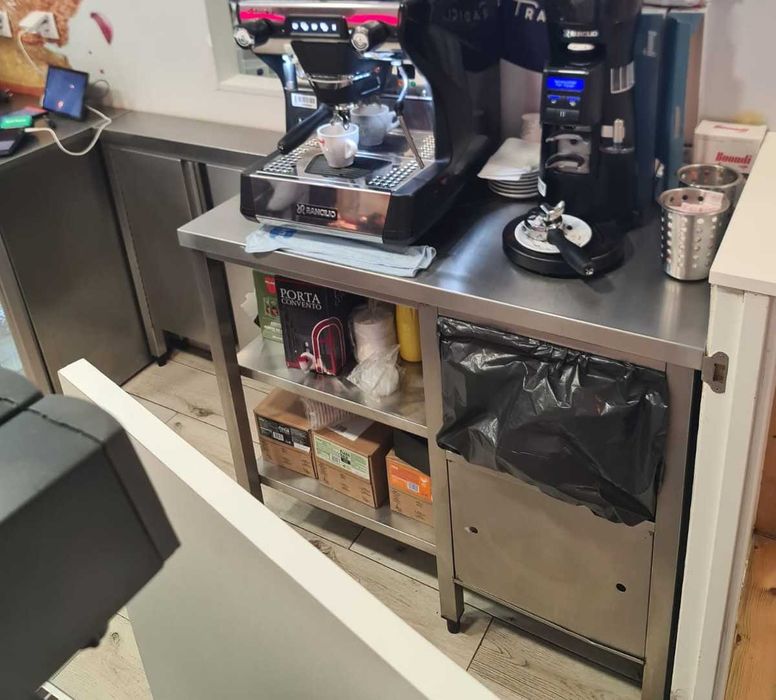 mesa para máquina de café, com tulha para borras