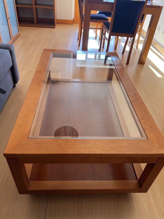 Mesa de centro com tampo de vidro