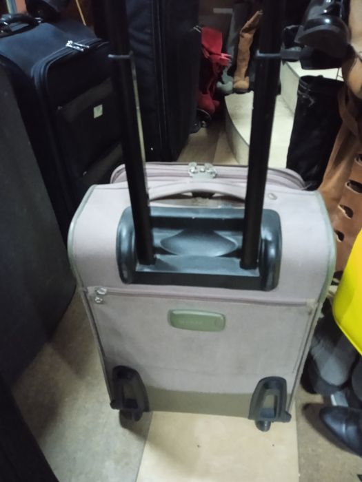 Продам крепкий чемодан на колесах ,Фабр кач