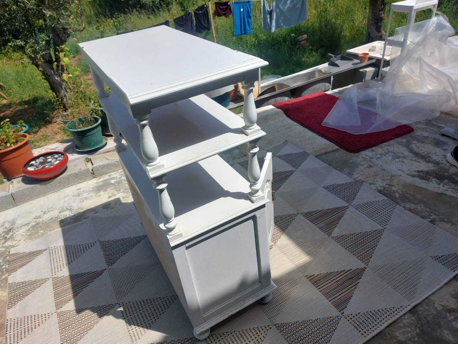 Estante branca para tv com 3 andares e 2 portas