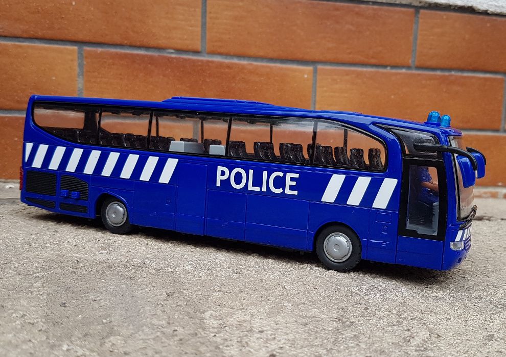 Autobus Autokar Mercedes Travego Policja kolekcja autobusów 1:43