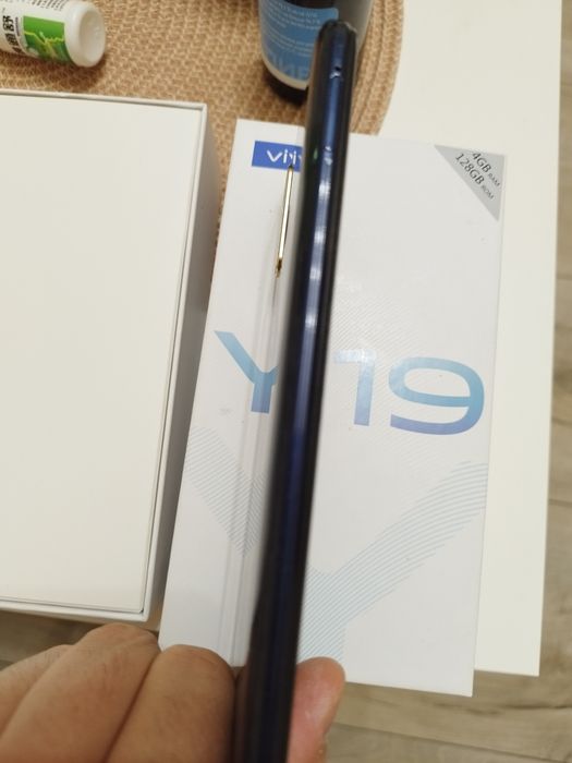 VIVO Y19 4gb RAM  128gb ROM отличное состояние