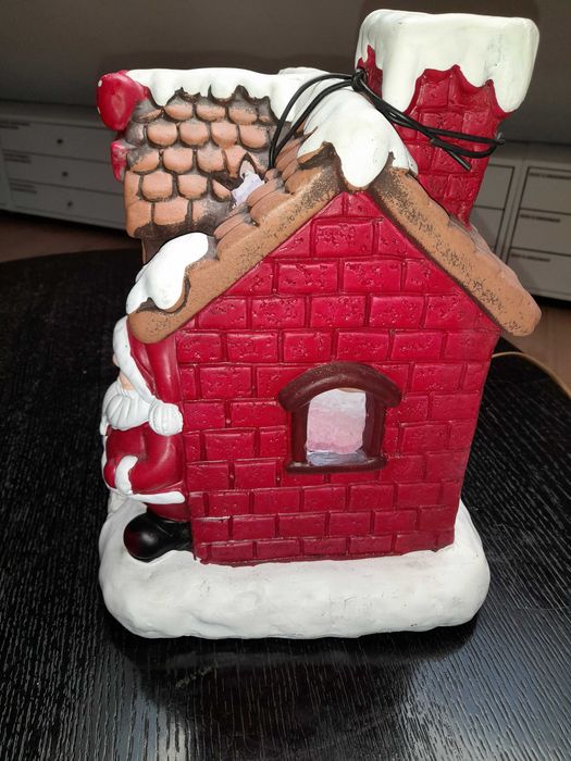 Casa Pai Natal em Resina com Luz ou sem.  Usada mas em bom estado.