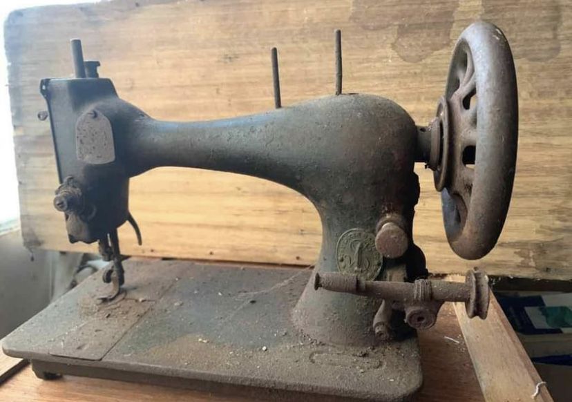 Máquinas de Costura (cabeças) antigas da marca Husqvarna e Singer para colecionador