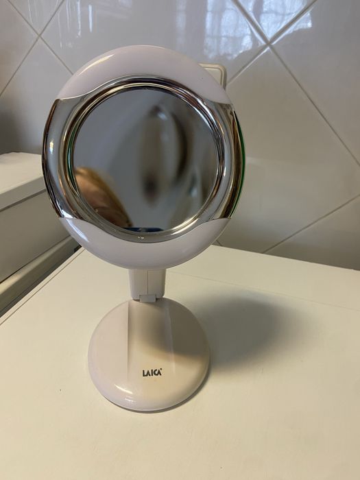 Espelho com ampliação iluminado