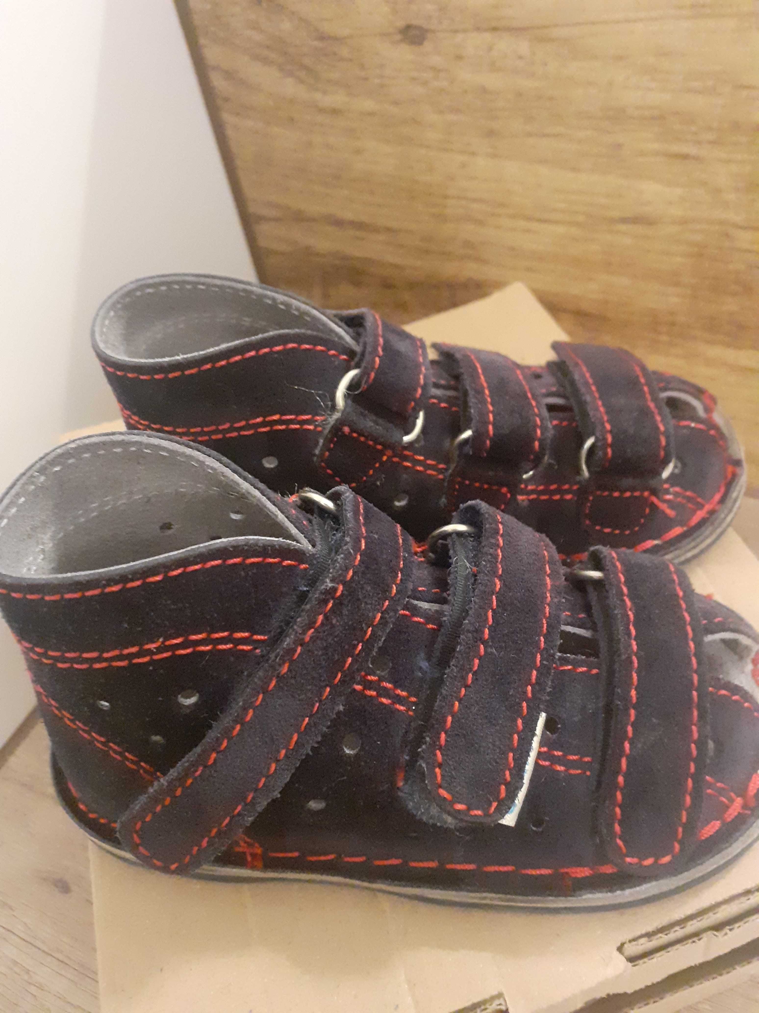 Buty Adamki kapcie, sandały rozmiar 21