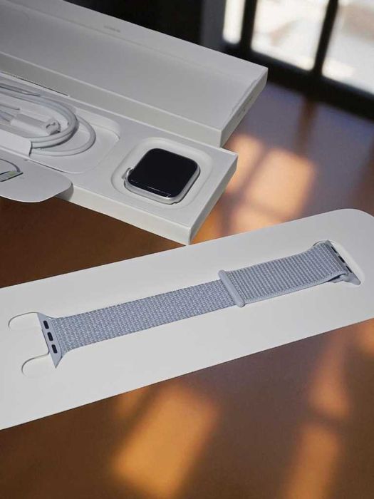 Apple Watch SE 2. generacji GPS + Cellular 40mm Silver + ładowarka