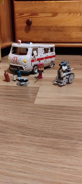 Domek, ambulans Masza i niedźwiedź