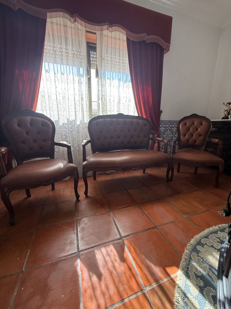 Conjunto de poltronas em madeira e pele