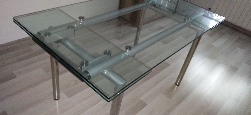 Szklany stół rozkładany do jadalni-salonu