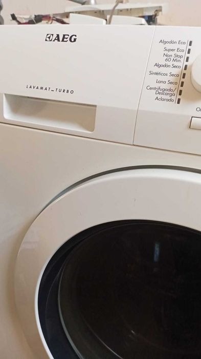 Máquina de lavar roupa e secar aeg