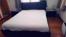 Mobilia de quarto com cama + 2 mesas de cabeceira e 1 cómoda