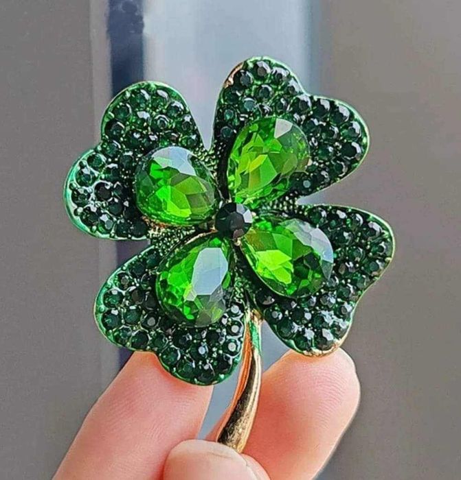 Piękna broszka, Zielona koniczynka