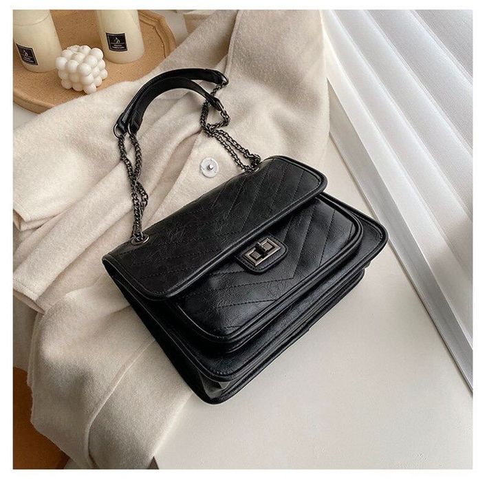 Сумка з ланцюжком через плече