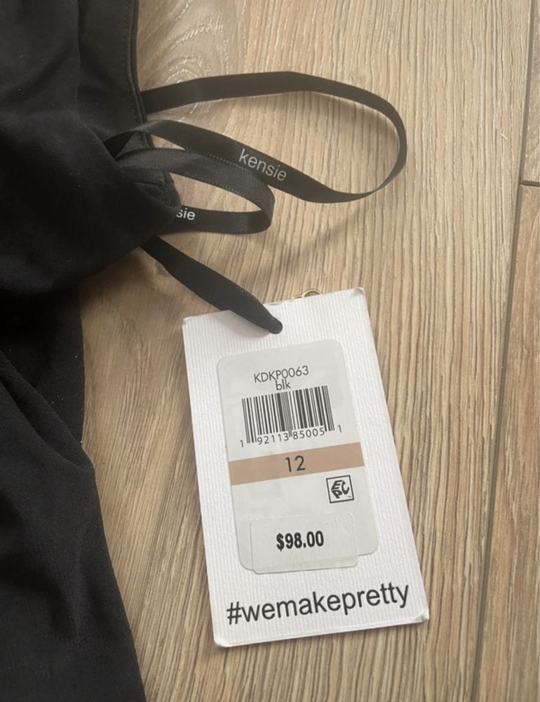 Drapowana sukienka Kensie z wężowym łańcuszkiem