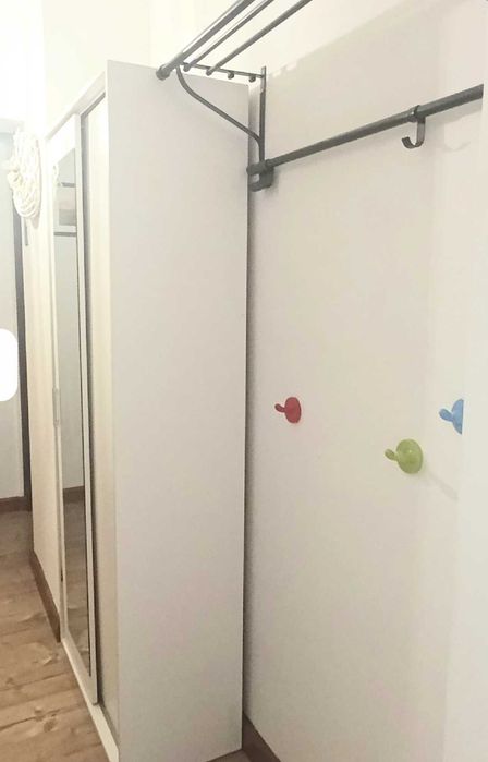 Wąska szafa przesuwna z lustrem