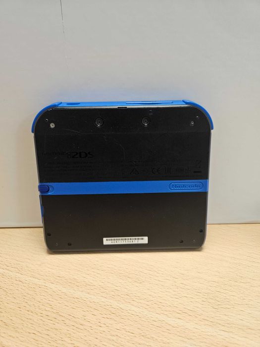 Nintendo 2DS preta e azul