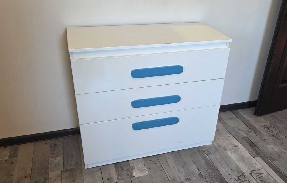 Zestaw mebli młodzieżowych, garderoba, biurko, komoda, szafka, komplet