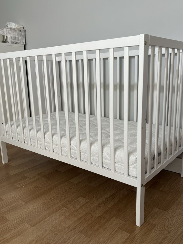 Lóżeczko dziecięce 120x60 z materacem Hilding Dobranocka plus GRATIS