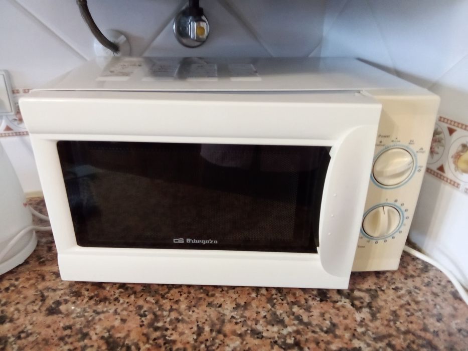 Microondas a funcionar com algum uso