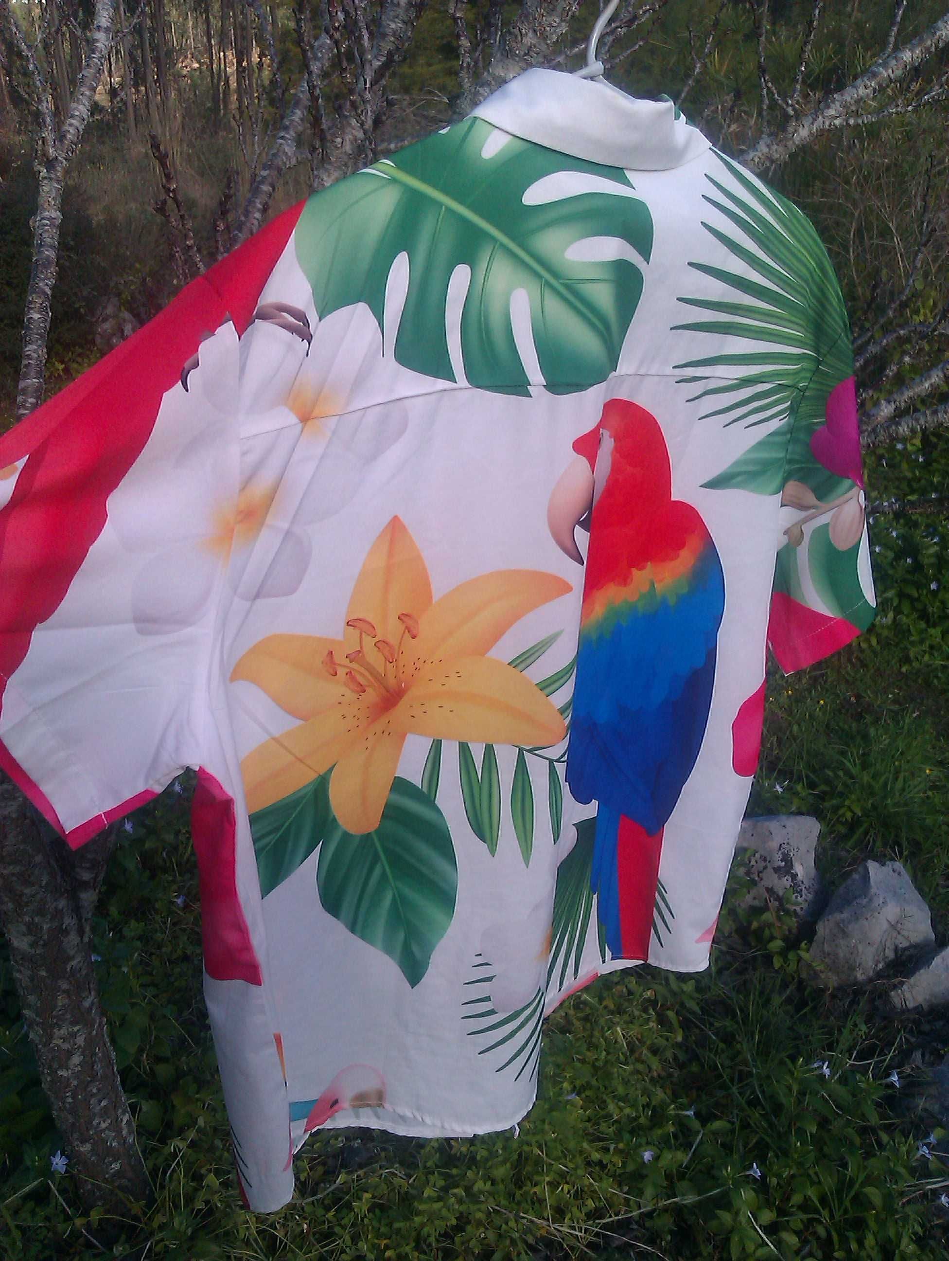 Camisa Havaiana com padrão papagaio.