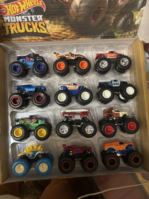 Hotwheels monster trukc набір з 12 машинок