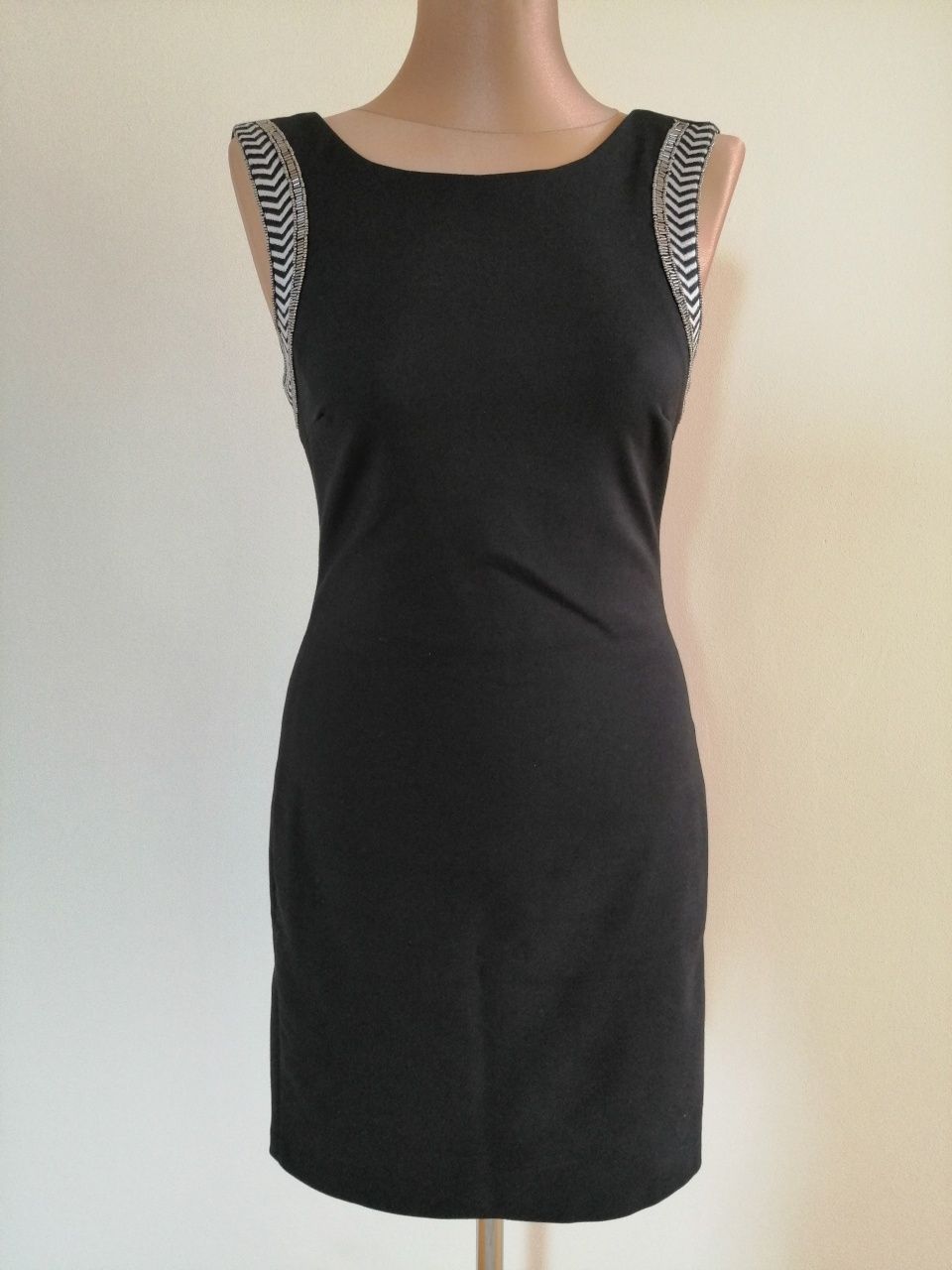 Mała czarna sukienka z aplikacją przy ramionach Zara
