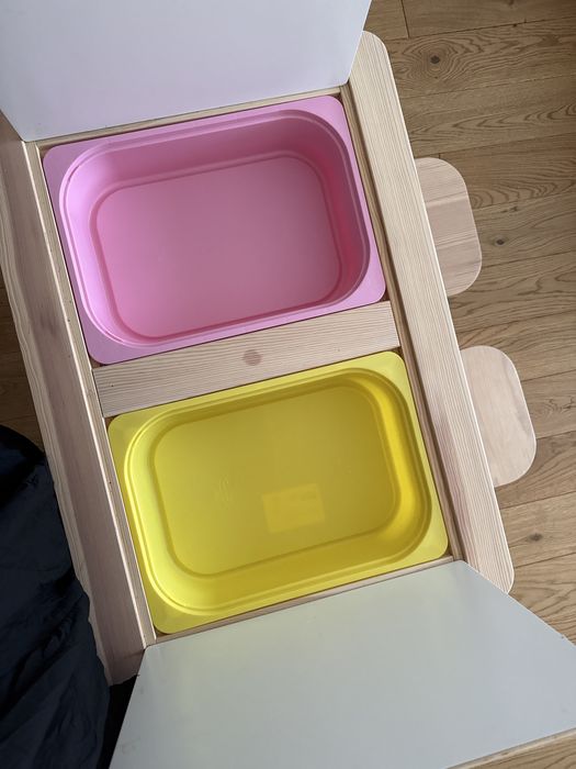 Stolik dziecięcy IKEA FLISAT (+2 wkłady TROFAST) i 2 stołki FLISAT