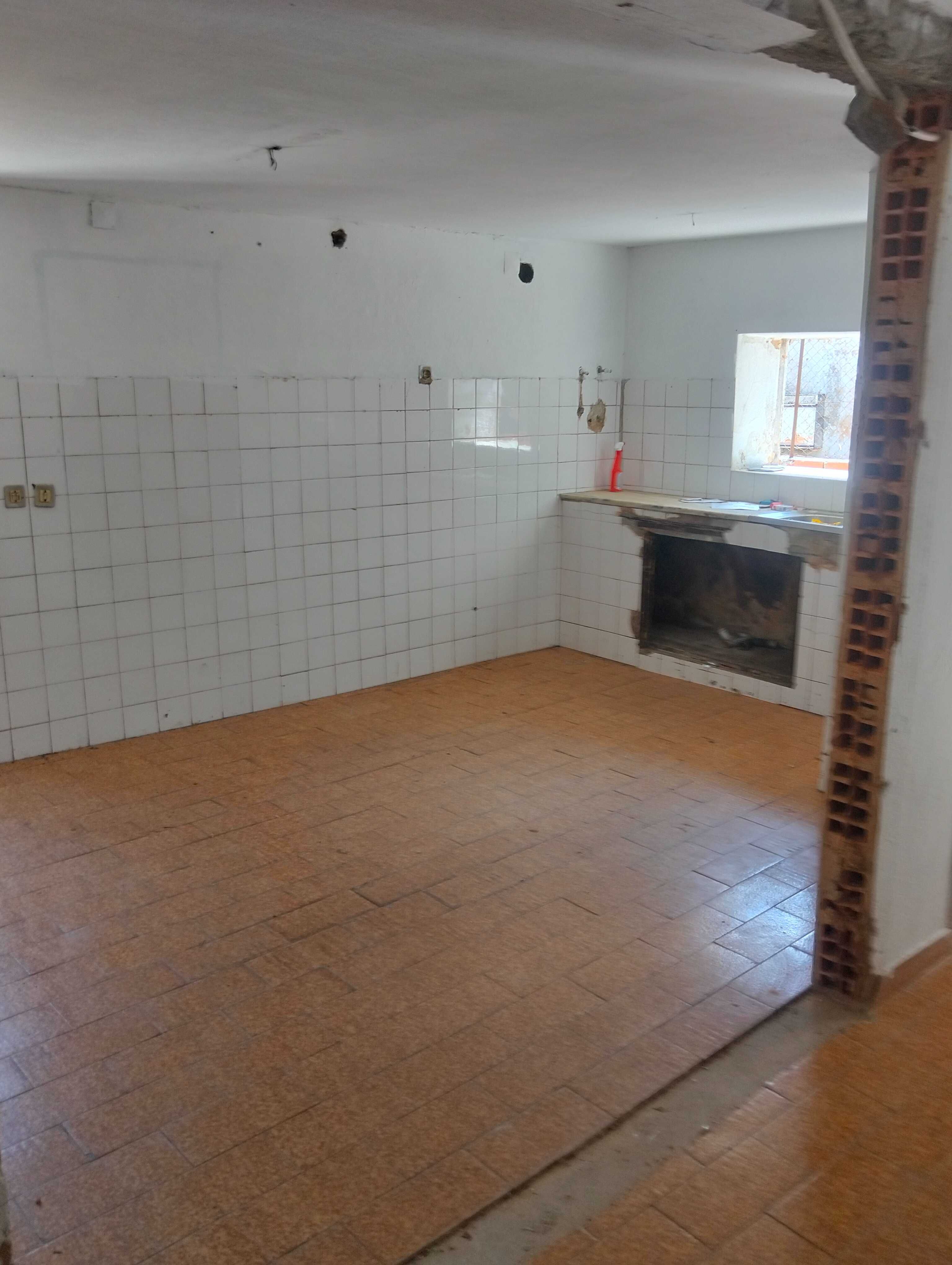 Duas casas para restauro – venda em conjunto ou separadas