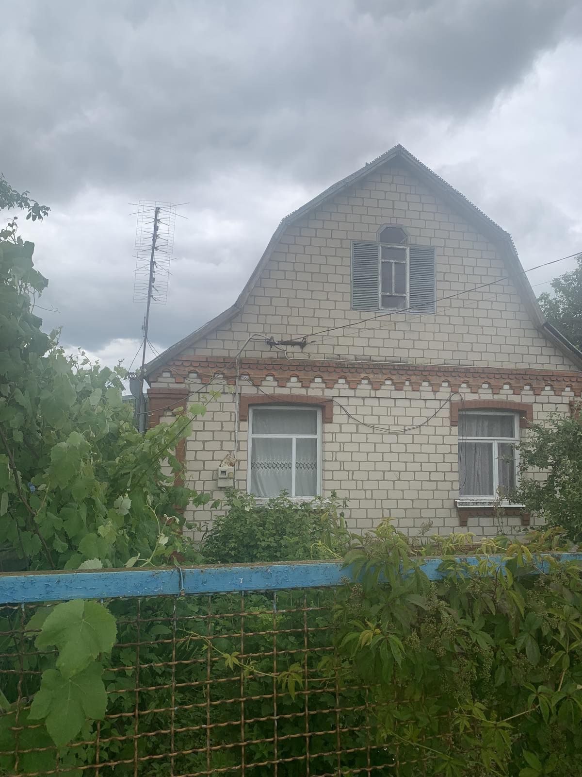 Будинок з усіма зручностями у селі Лемешівка.Є відео-огляд будинку.