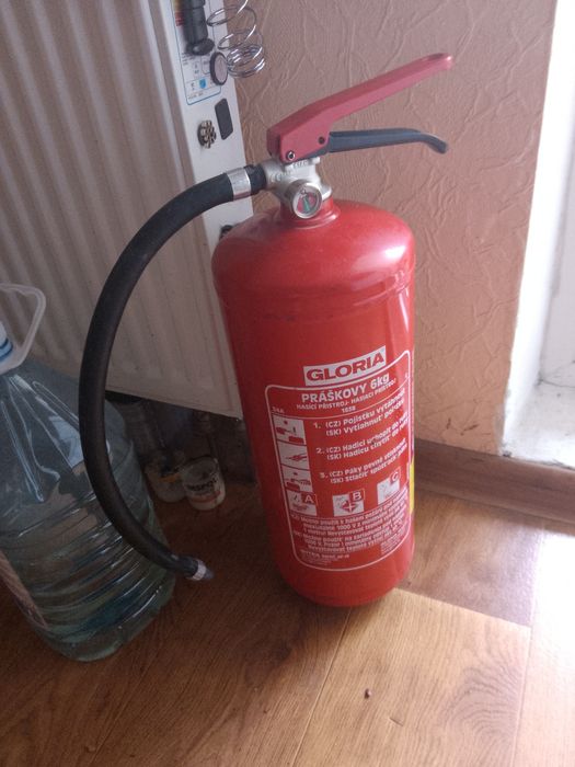 Огнетушитель нужно зарядить