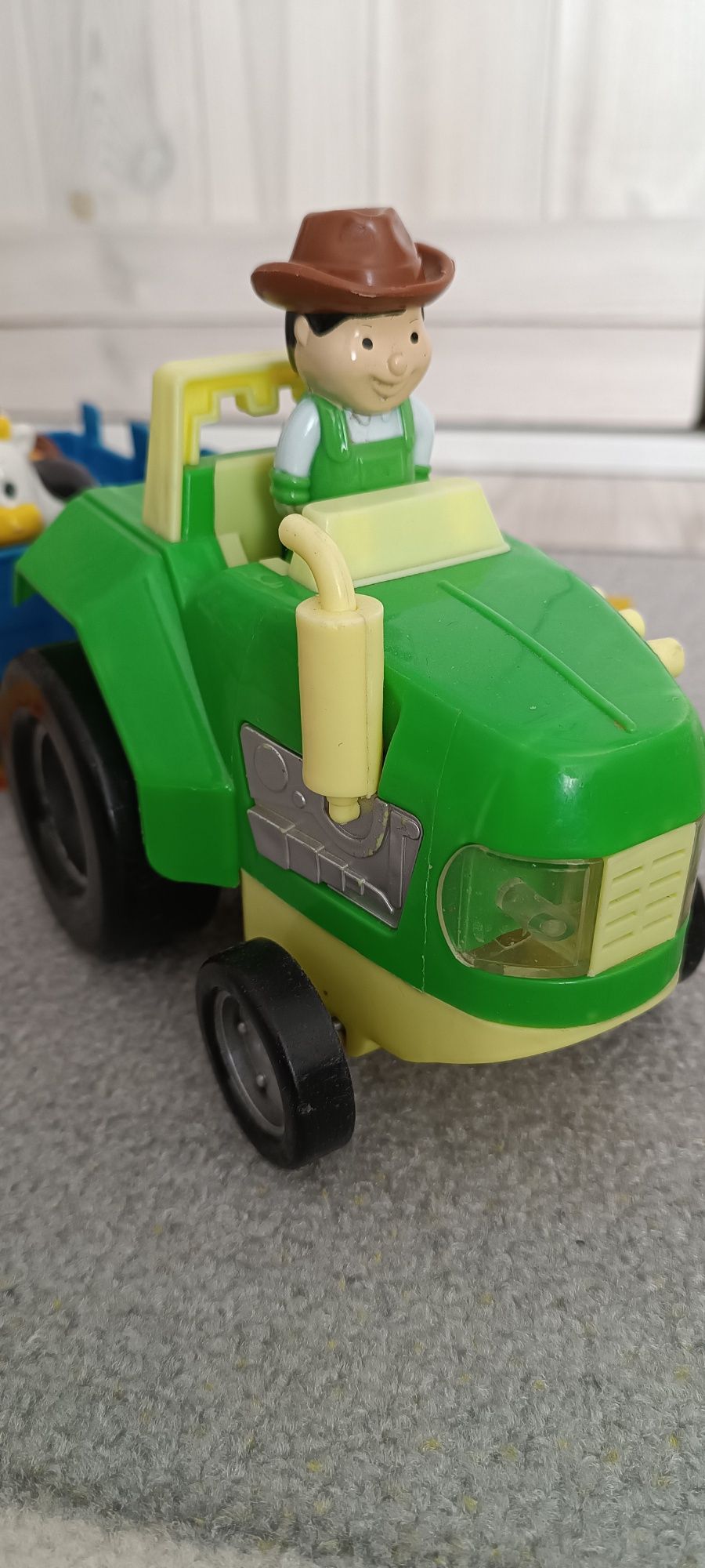 Traktor farmera z przyczepką