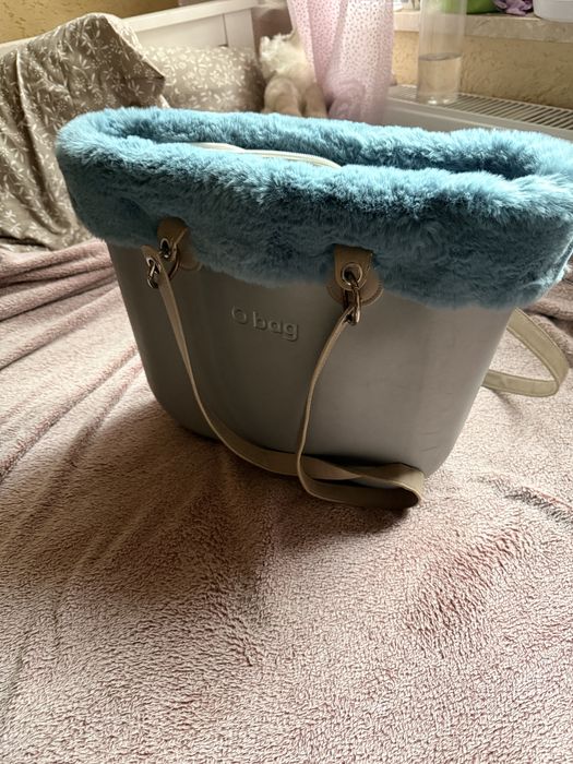 Toba O bag Classic szara z beżowymi uchwytami + niebieskie futerko
