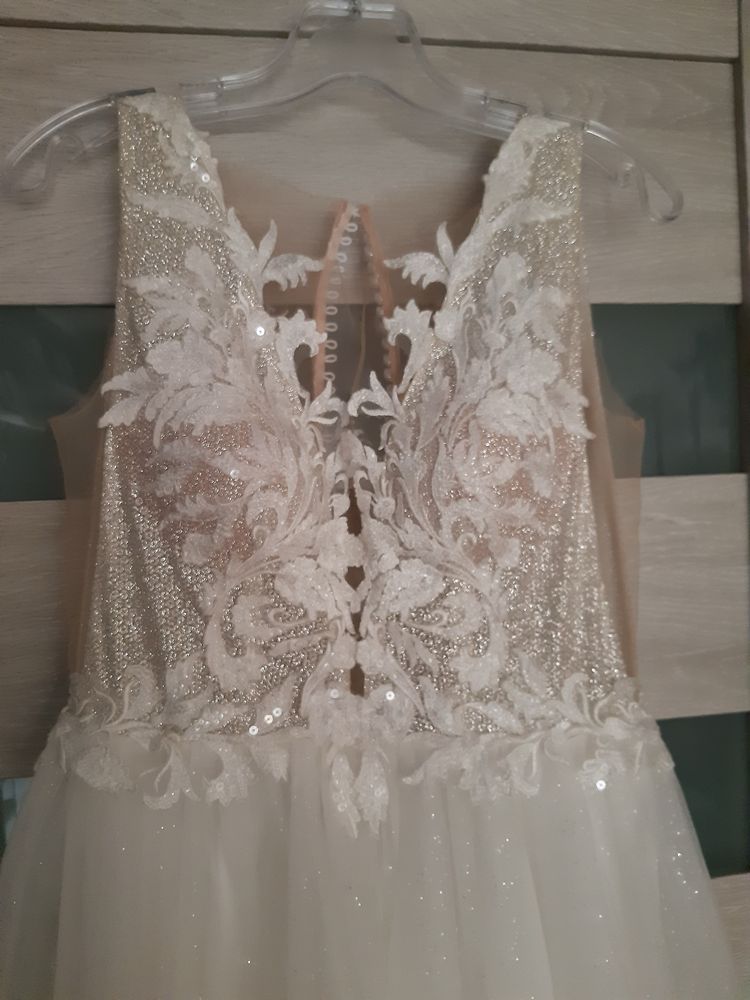 Śliczna błyszcząca suknia ślubna typu księżniczka
