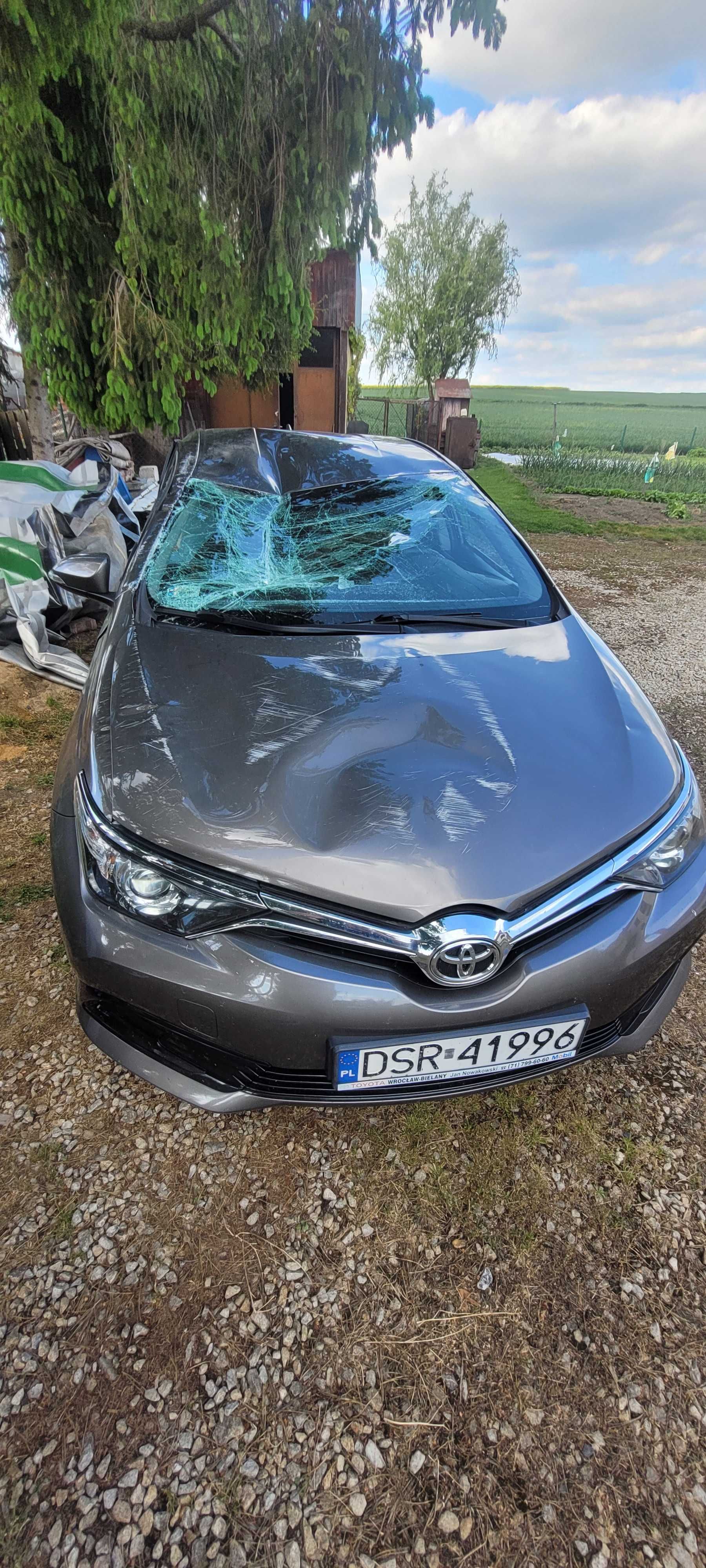 Toyota Auris uszkodzony